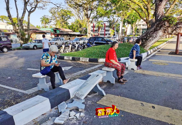 太平湖雨树步行道上甫放置的石板凳,用意是供晨运客民众休息,未料却被破坏。