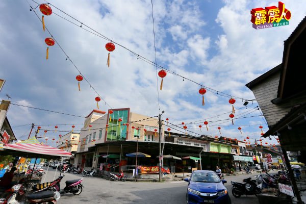 十八丁渔村大街将挂上超过500个红灯笼,让大街大红灯笼高高挂。