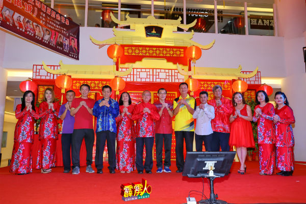 陈天贵（左7）率领理事妇女组及嘉宾，向太平民众拜早年。