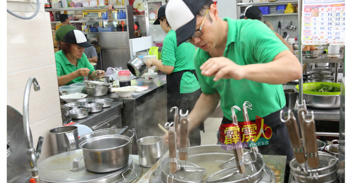 余绍文烫面时需要非常专注,不能随意离开岗位。