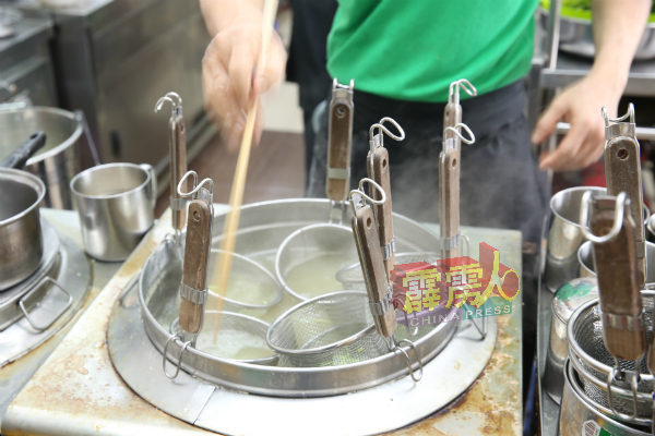 为了保持面的品质,余绍文目前坚持将面网控制在10个,即每次烫面可烫煮10个面。