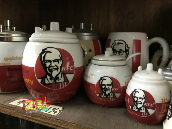 肯德基家乡鸡早年推出的周边产品,包括扑满及收音机等,是80及90后的童年生活最深刻的回忆。