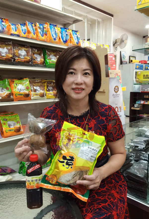 陈燕琴授招，鼓励市民多饮用防流感凉茶，提高体内的免疫力。