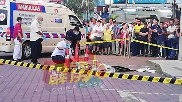案发后,民众以报纸遮盖住女死者的遗体。
