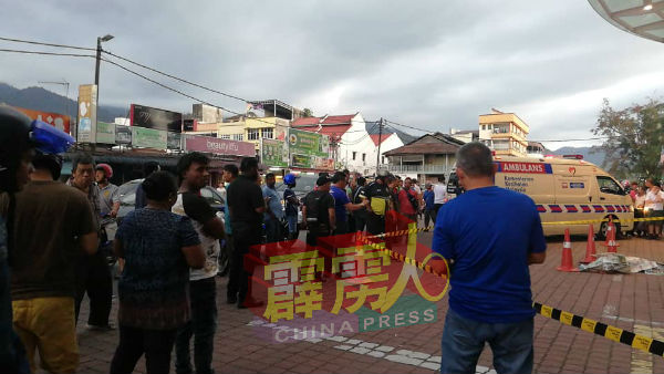 警方人员在命案现场展开调查。