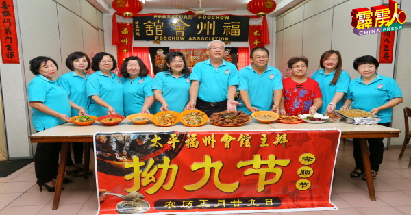 张国栋(右5)联合参与烹煮福州家乡菜的妇女组与青年团成员,展示10道福州佳肴。