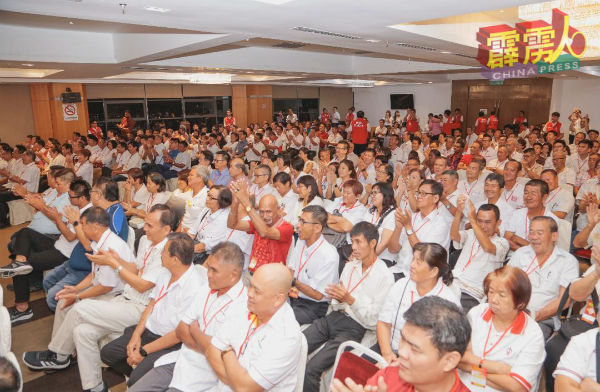 霹雳州行动党于週四晚上进行闭门汇报会，获得党员踊跃出席聆听。