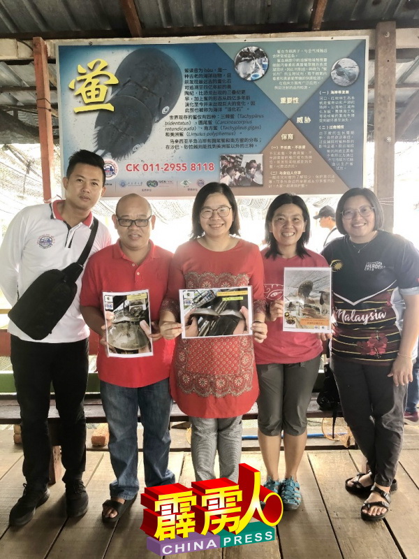 十八丁选区协调员蔡依霖（中）与庄白棋（右2）及十八丁老港村委李广财（左2）展示保育鲎的宣传册子，左为林甘存，右为蔡依霖助理王菱翠。