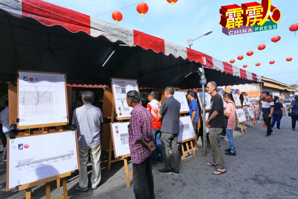 画展画出多幅建筑系学生作品,吸引民众欣赏。
