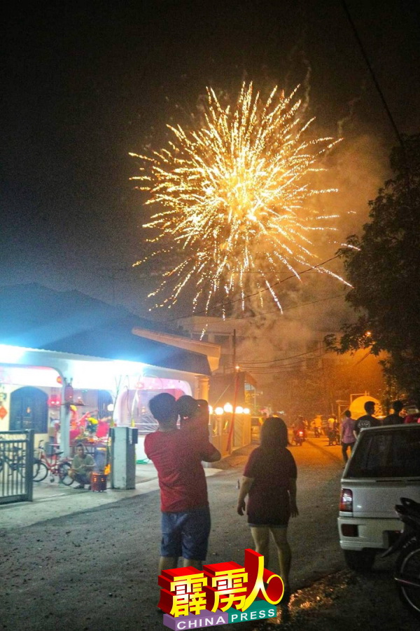 烟花此起彼落,划亮天公诞的夜色。