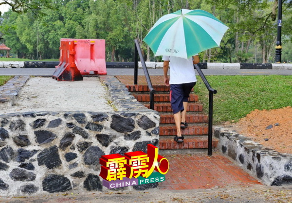 民众受促使用原有的洋灰梯阶，步入雨树步行道。