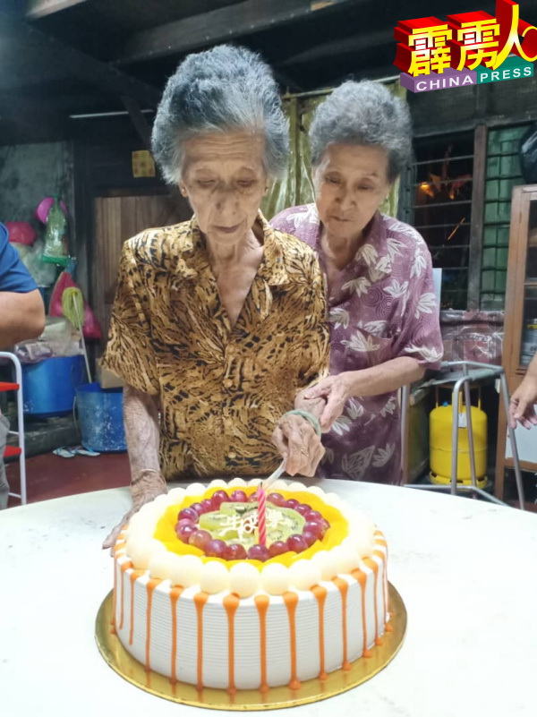 亲人每年都为蔡瑞荫办生日会,这是老人家生日会留影。