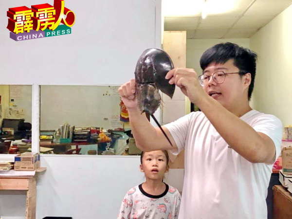 关杰耀讲解“鲎”的知识和重要性，以加深民众的了解。