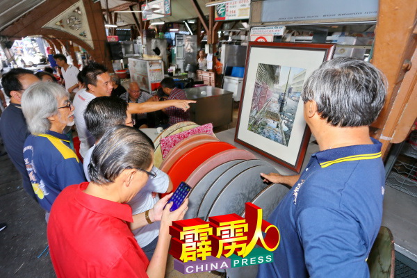一行人参观画家蔡长妙的作品。