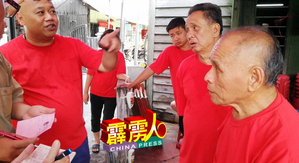 吕良和(右)接受记者访问,讲述母亲生活点滴,左为蔡铭国。