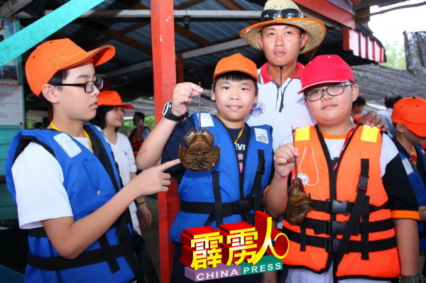 游客民众在参观养鱼场，也应对“鲎”有所认识及响应保育工作。