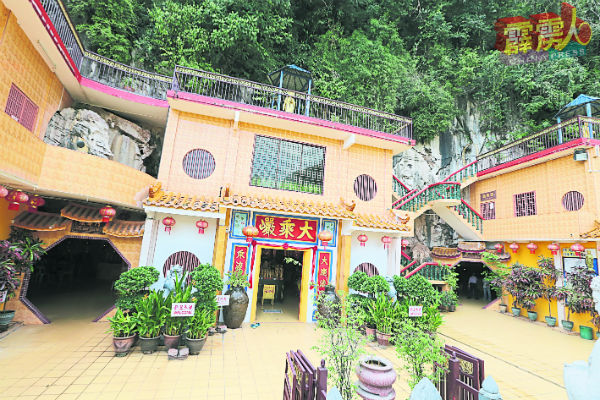 大乘巗佛寺原址只有一间正殿(白色牆面处),如今已发展成两层楼并有三个殿的庙宇。