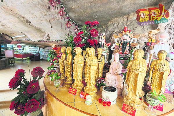 大乘巗佛寺内摆放的皆是来自全国各地善信所供奉的佛像,并播放着佛号。