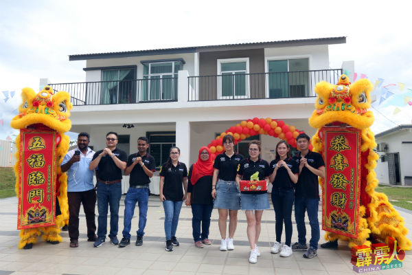 锺丽群(右3)与其销售团队及醒狮,向各界贺新岁。