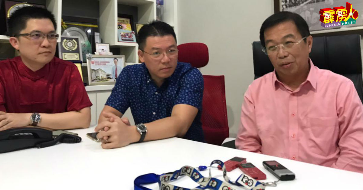 陈国伟（右）向媒体发言，左起行动党怡保东区国会议员黄家和、国会下议院副议长倪可敏。