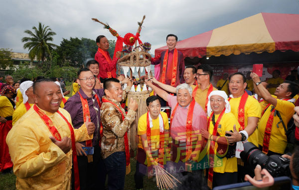 大会嘉宾在李记汶（居高右起）与黄富的带领下，为火龙点睛，左为蔡希汶。