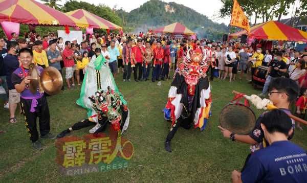 会场上的两头麒麟表演，也吸引了大批民众围观。