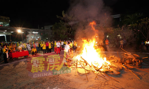 当晚游行后，在巴占德教会振明阁也进行“送龙”仪式，焚化的火龙寓意着所有的晦气都会消散而去。