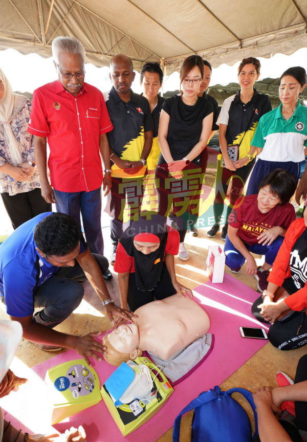 西华尼申等人巡视会场。