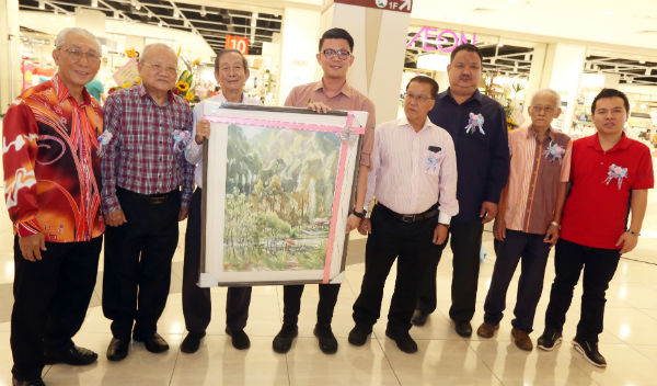 罗荣(左3起)赠送纪念品给陈家兴,由练金华(左起)、岑皆满、李昇、罗国隆、张南生及傅子庆陪同。