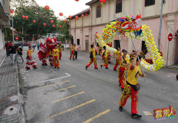 祥龙醒狮游行，吸引市民观看。