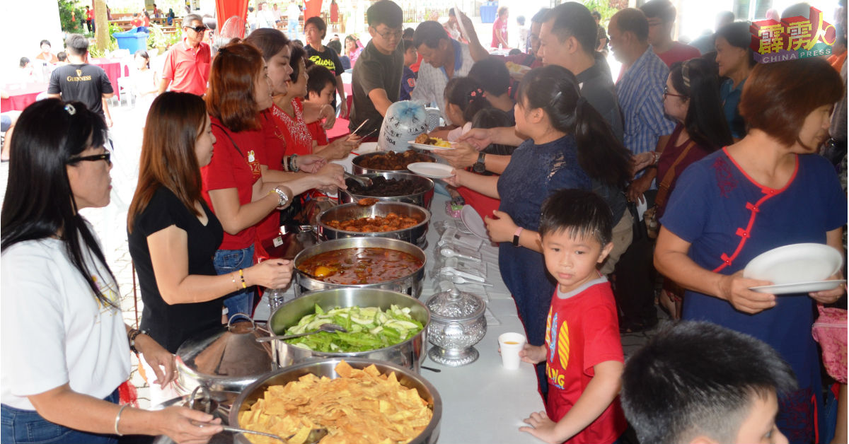 红土坎永宁华小团拜现场备有自助餐招待。