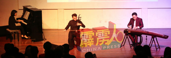 何敬业(右起)、郑明俊与陈敏精彩的演出,让观众都听出耳油。