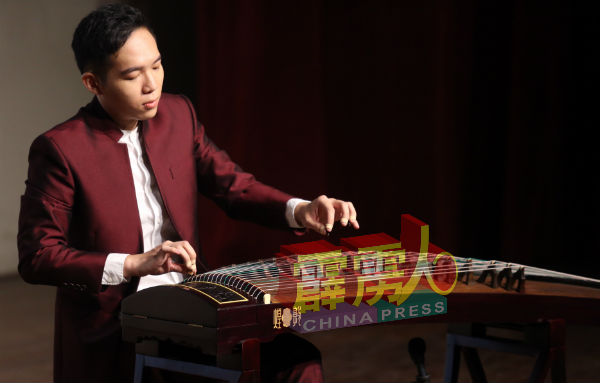 何敬业以古筝弹奏出牵动人心的音乐,让观众沉醉于他的音乐当中。