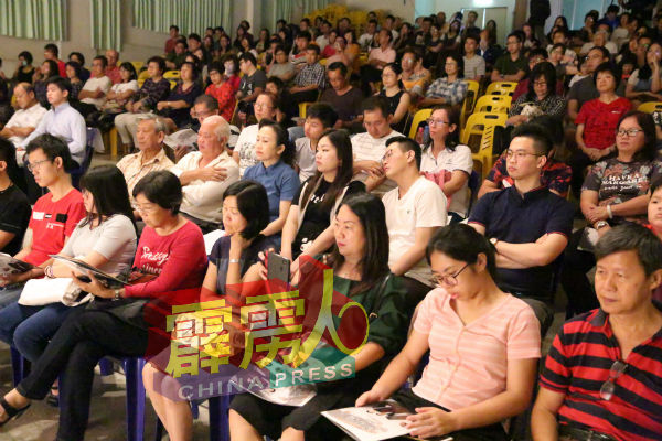筝弓赋”何敬业与郑明俊古筝二胡音乐会,吸引许多民众出席欣赏。