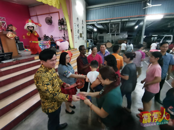杨祖强(左起)、江丽玲、西华古马、范东财、谢伯平派发红包给出席者。