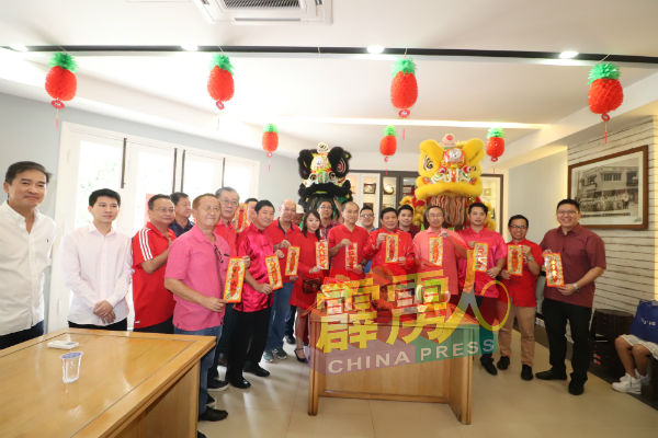 陈世怀（前排右起）、谢伟耀、毕家威、郑可扬、许圣杰、尹日昇及郭仙妮，一同出席霹雳华人五金公会新春团拜活动。