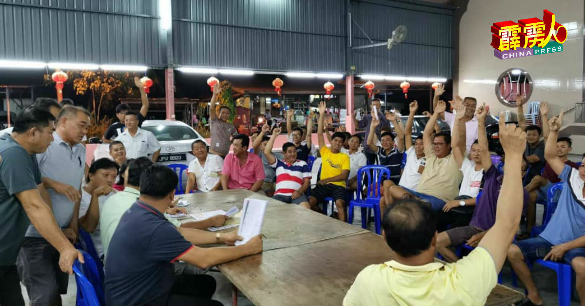 B型渔船的渔民日前有和渔业局官员对话。