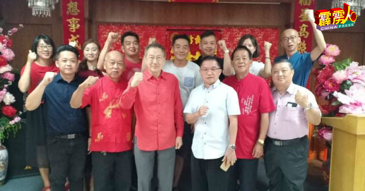 关炳顺（前左3起）与江顺进等马华领袖，早在去年12月中，已向外宣称做好大选上阵准备。