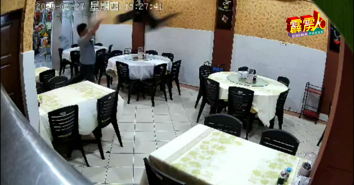 闭路电视拍到男子怒摔抛椅子。