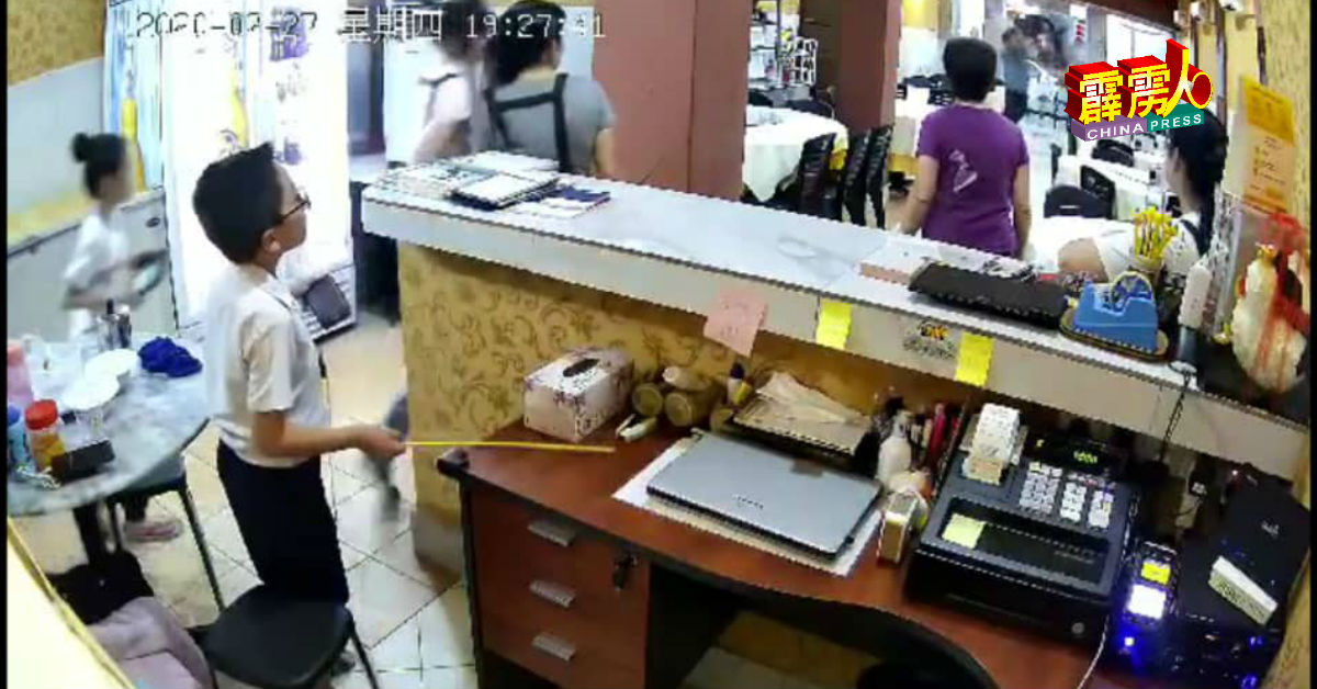 涉及男子拿起椅子朝店内怒抛,女业者的孩子手执藤鞭要保护母亲。