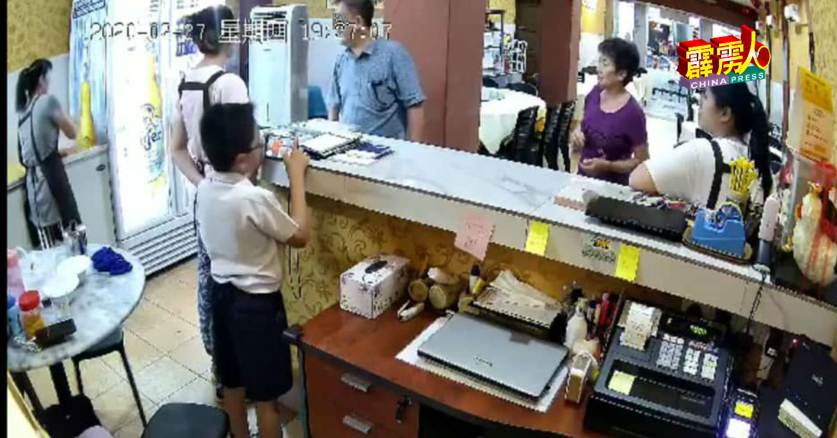 涉及男子不断辱骂店里众人。