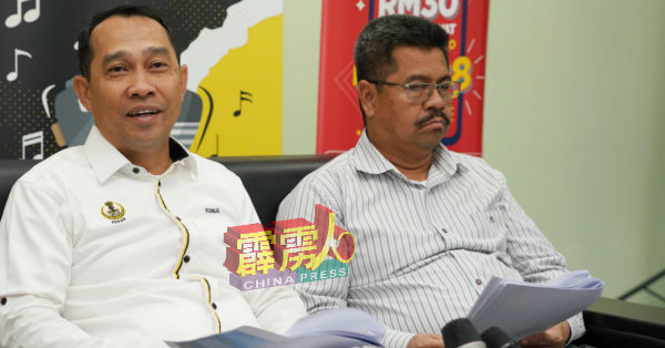 阿都尤努斯(左起)与安努瓦在记者会发言。