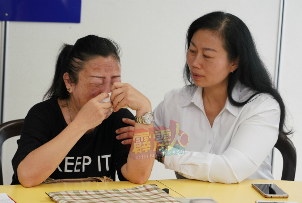 黄带群(左)一度因为处于四面楚歌的处境中而声泪俱下,陈枫溦(右)给予安慰。