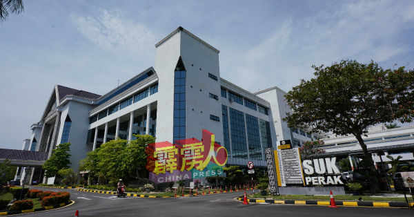 行政议员如常在霹州秘书署办公及会见民众。