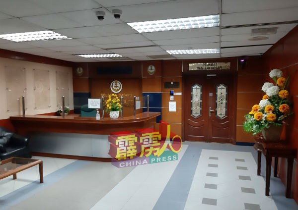 霹州务大臣拿督斯里阿末法依扎，并没在办事处。