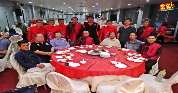 北马贩总理事在太平召开会议及出席慰劳宴，晚宴主桌嘉宾坐者中为陈天贵，左3为林栋英。