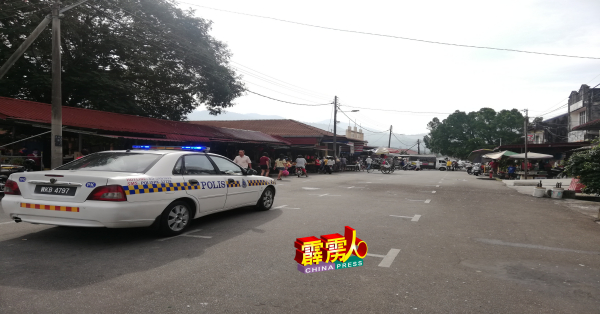 市集小贩在执法人员检查劝告下纷纷收档离开,场地恢复如常。
