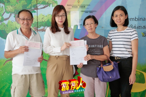 崔慈恩(左2)颁发死亡抚恤金给家属,在场者包括其助理陈可颖(右)。