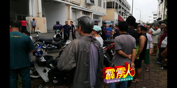 墜樓案吸引好奇民眾圍觀。