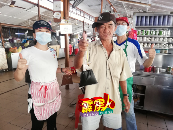 苏清德(中)响应政府指示,改以打包咖啡带走享用,右为戴国富。